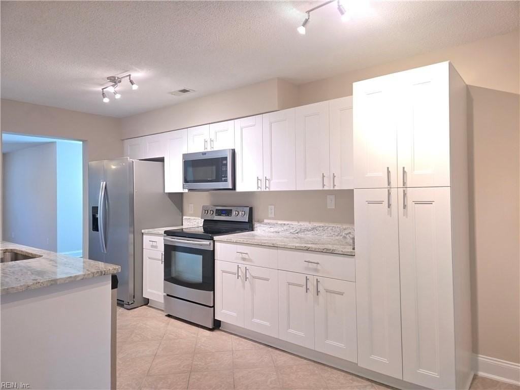 209 N Hill Ln - Photo 2 of 30