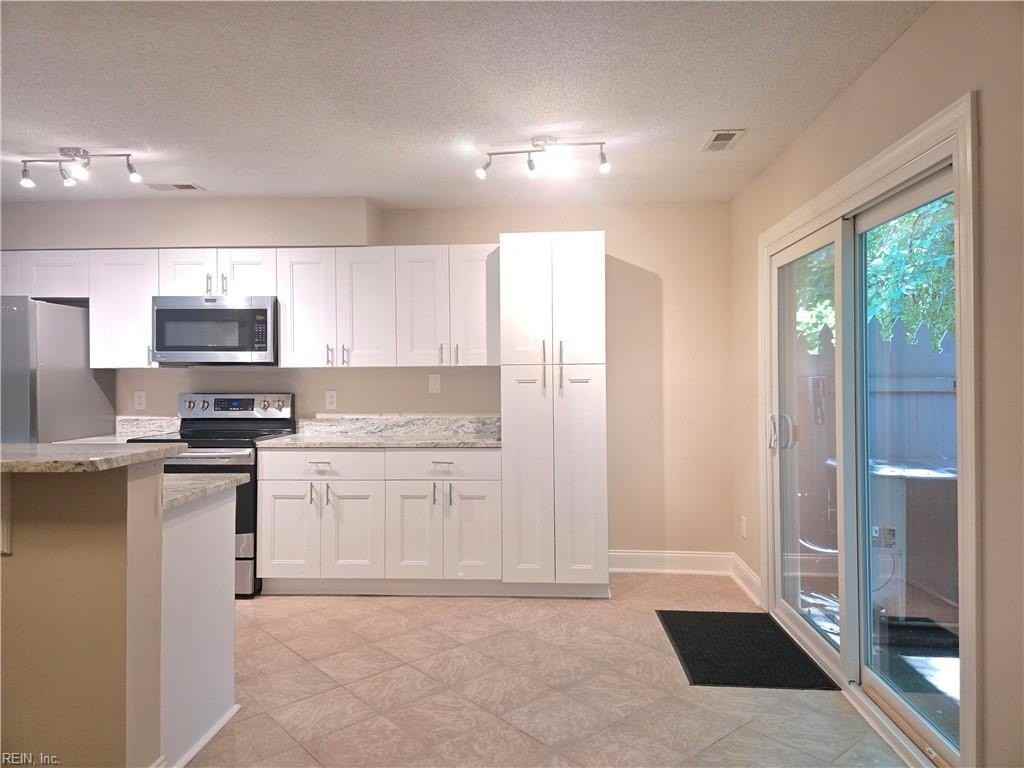 209 N Hill Ln - Photo 3 of 30
