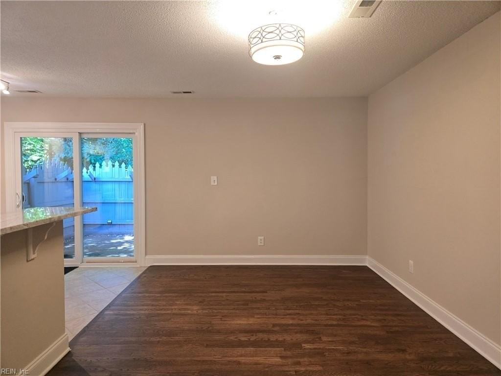 209 N Hill Ln - Photo 4 of 30