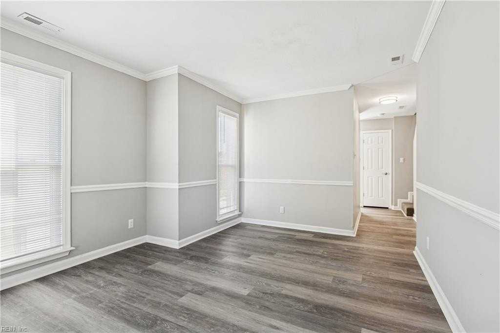 1029 Green St - Photo 2 of 16