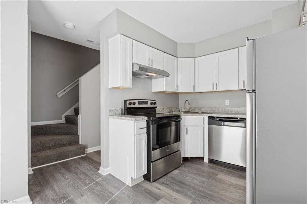 1029 Green St - Photo 5 of 16