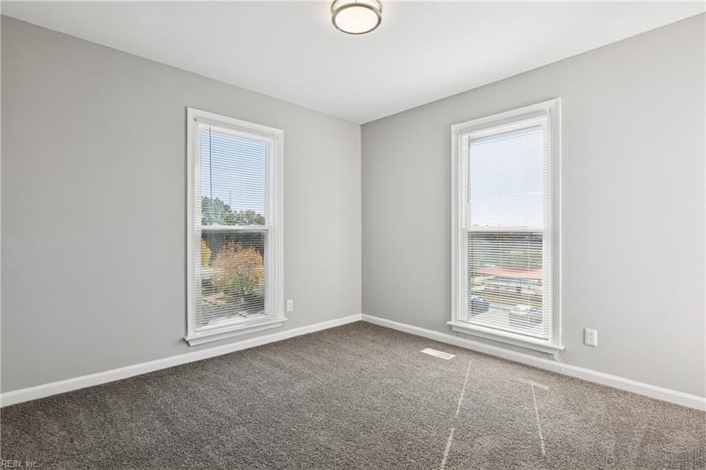 1029 Green St - Photo 7 of 16