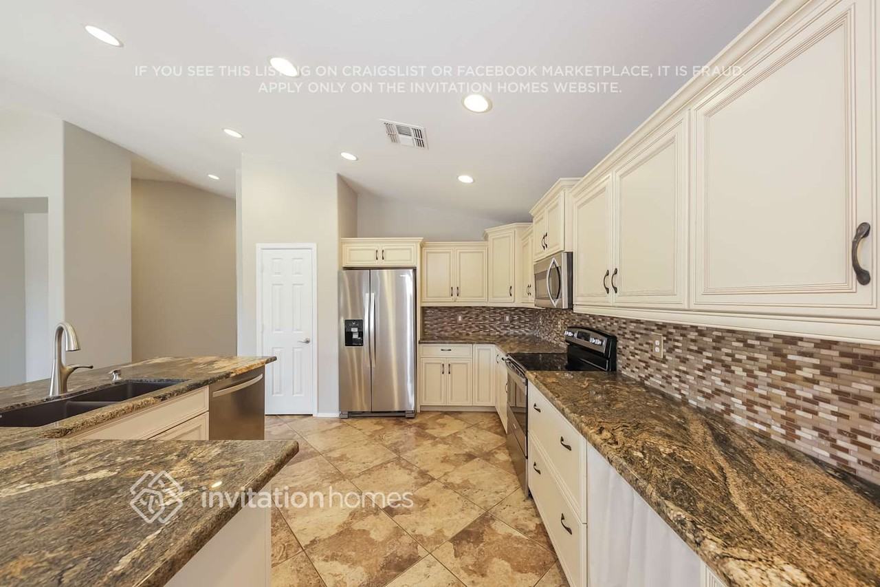 13345 W Acapulco Ln - Photo 5 of 15