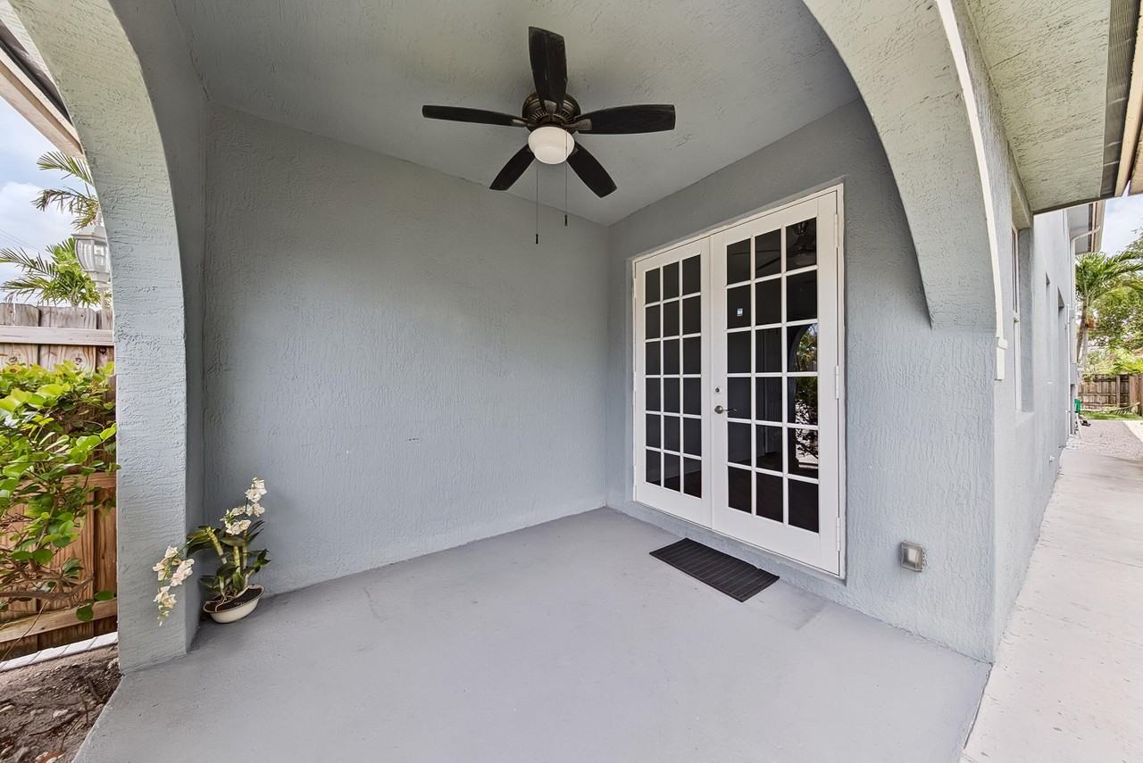 1135 Ne 3rd Ave - Photo 4 of 46