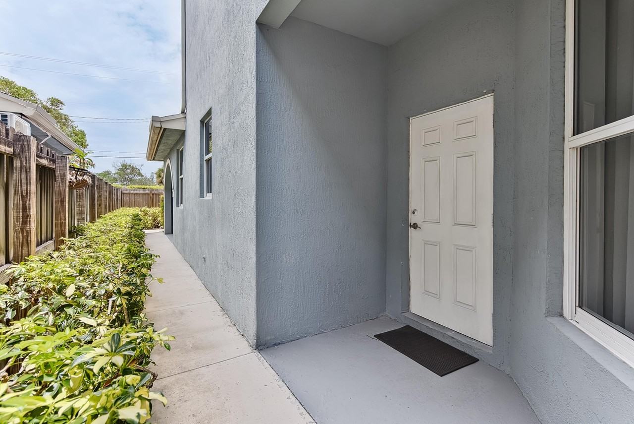 1135 Ne 3rd Ave - Photo 5 of 46