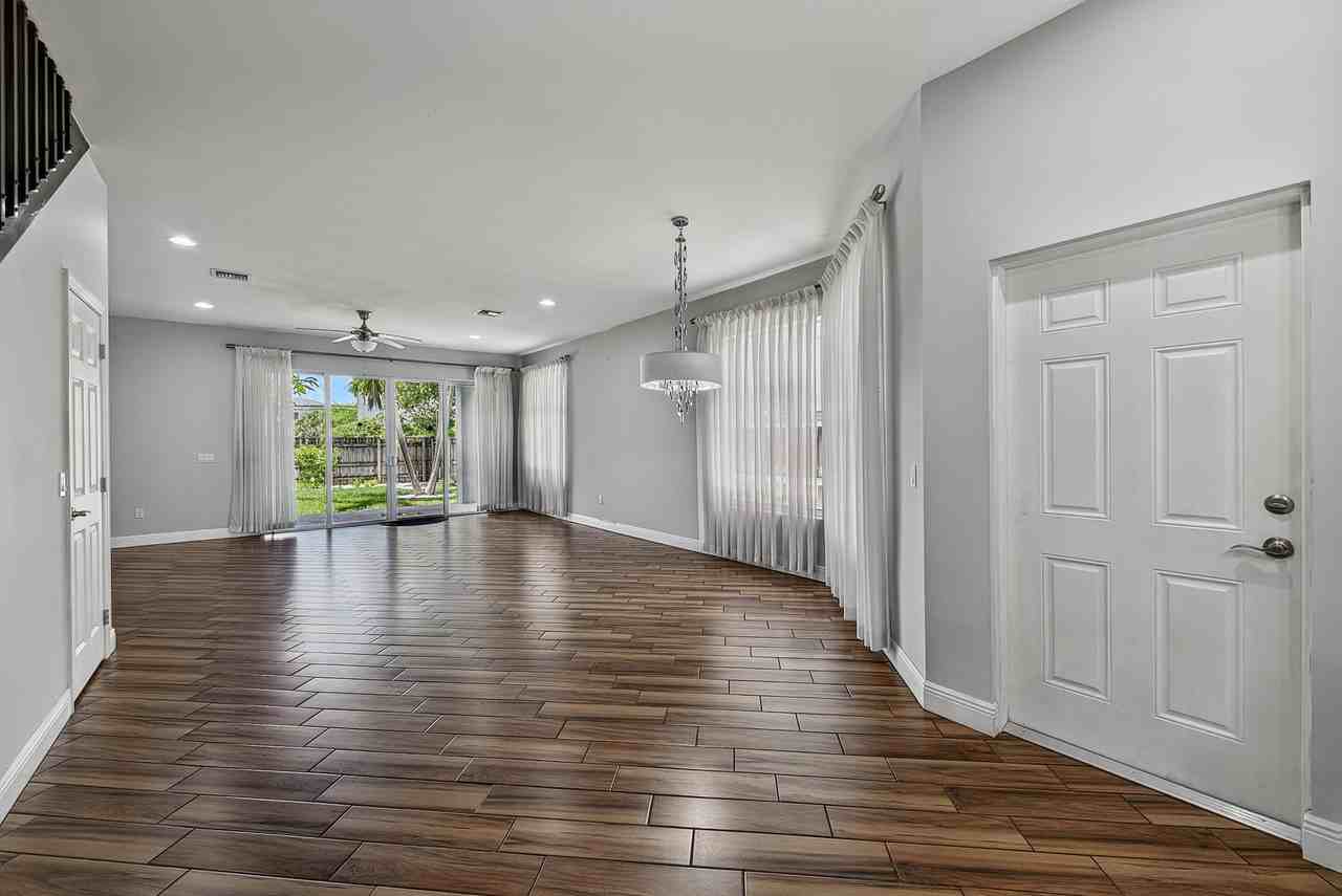 1135 Ne 3rd Ave - Photo 6 of 46