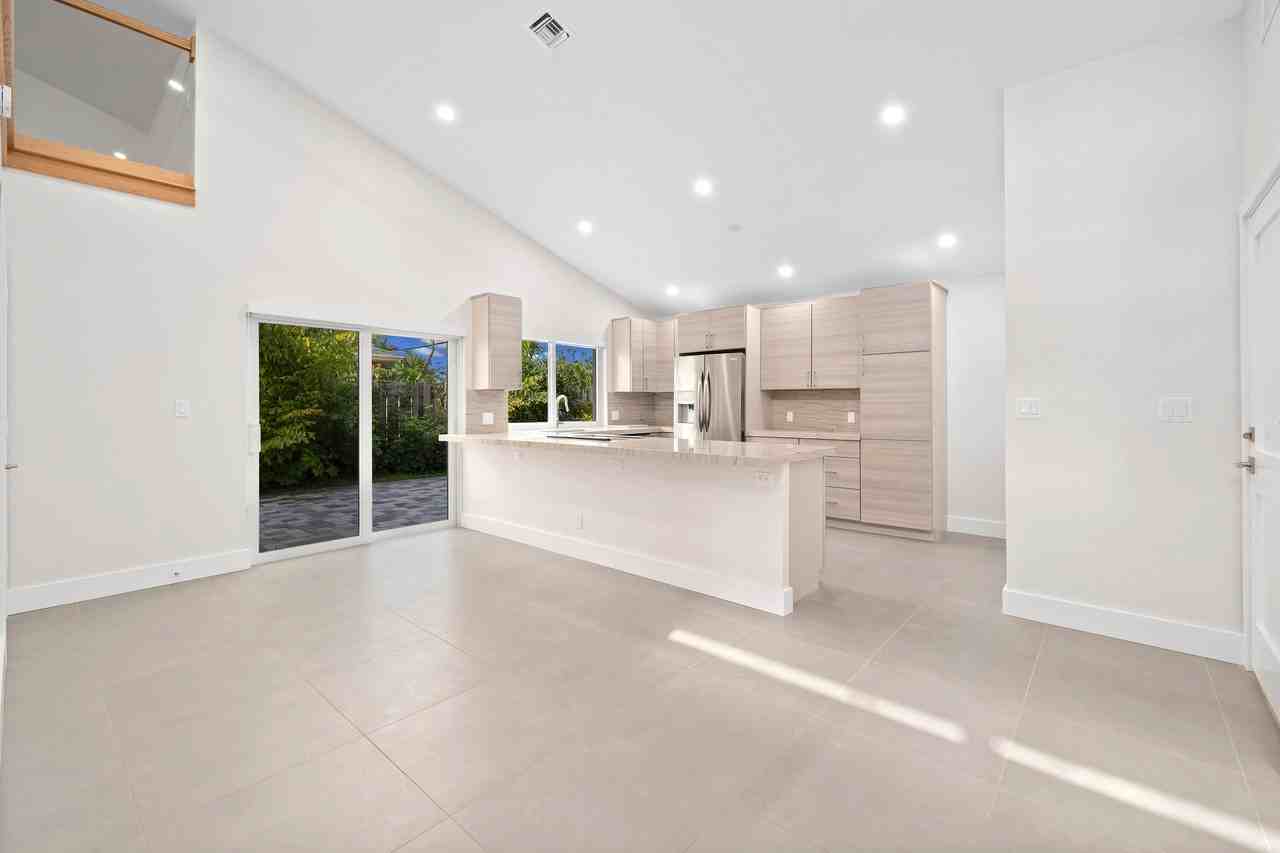 4197 Ne 5th Ave - Photo 2 of 9