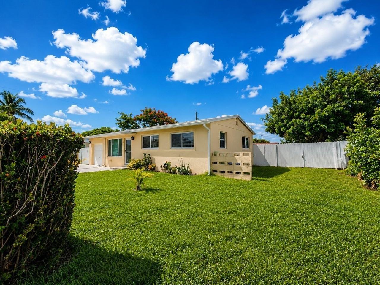 124 Abaco Dr - Photo 2 of 27