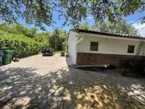 3205 Nw 87th Ave - Photo 4 of 32