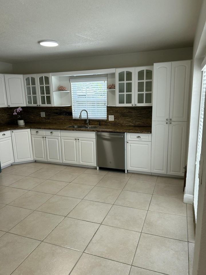61 Nw 47th St - Photo 4 of 16