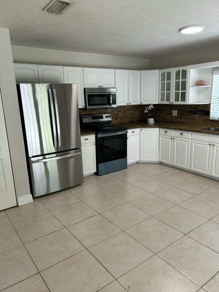 61 Nw 47th St - Photo 5 of 16