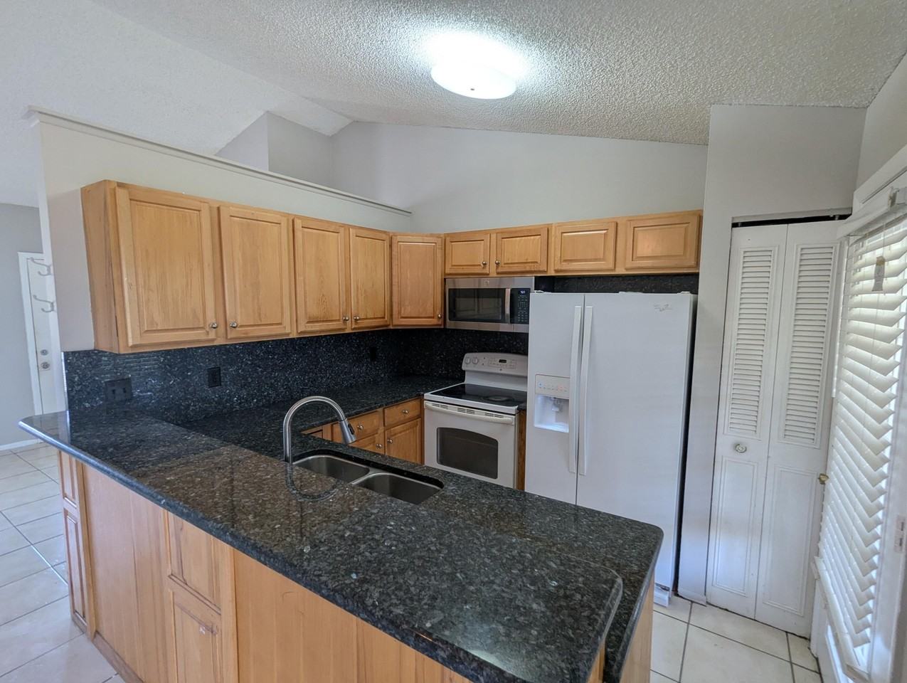 554 Sw Lakehurst Dr - Photo 4 of 17
