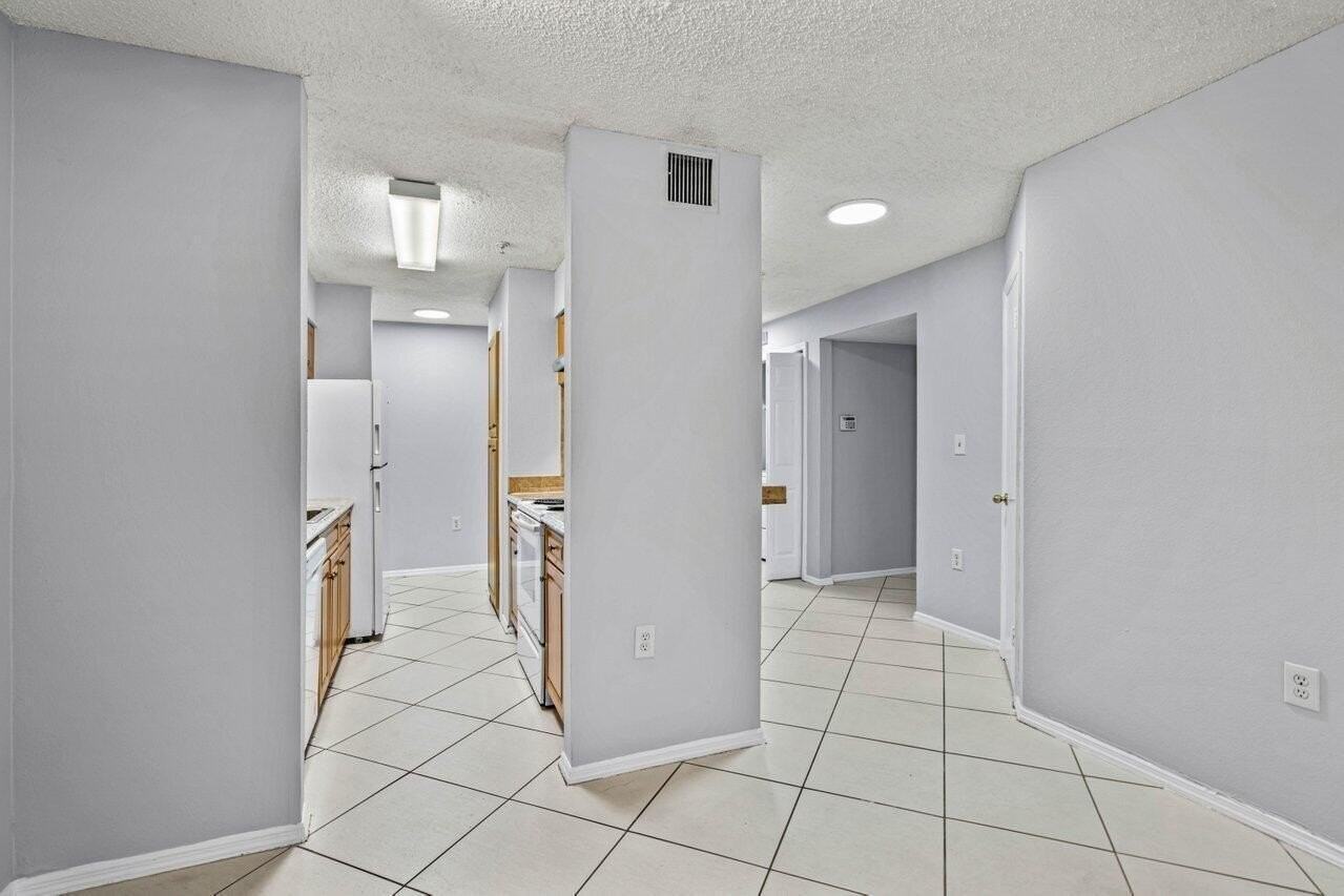 2305 N Congress Ave #18 - Photo 3 of 26