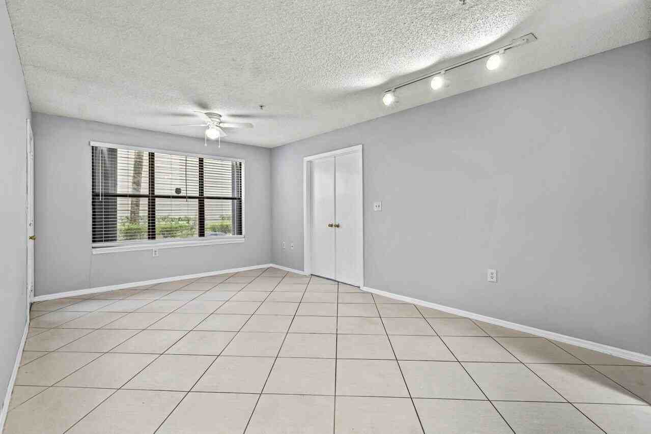 2305 N Congress Ave #18 - Photo 4 of 26