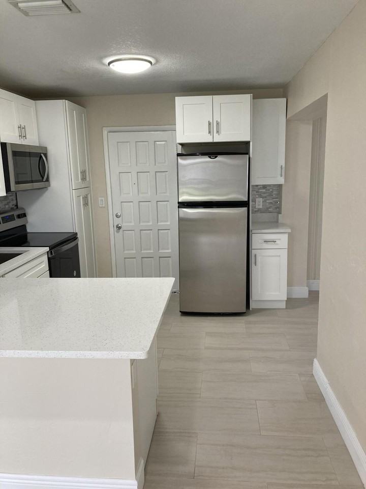 1648 Ne 31st Ct - Photo 4 of 17