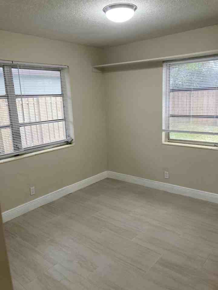 1648 Ne 31st Ct - Photo 7 of 17