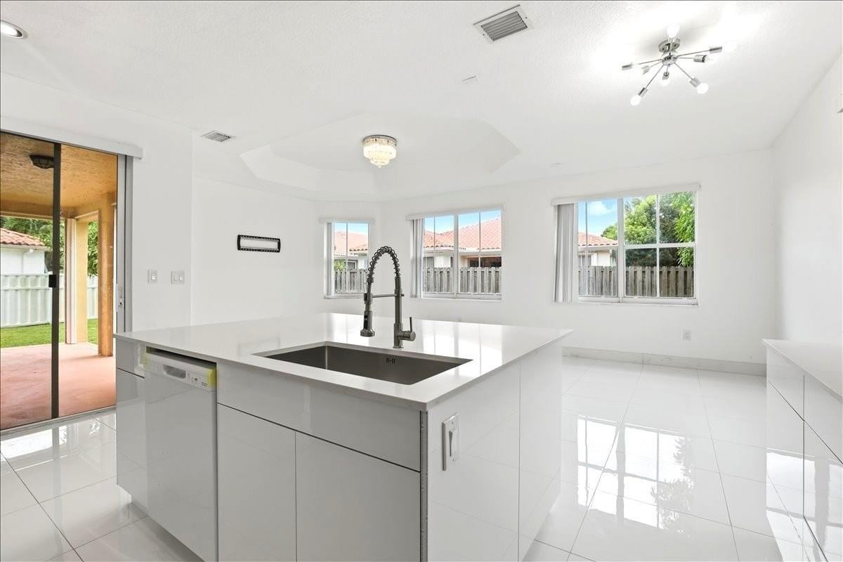 3802 Sw 165th Ter - Photo 7 of 49