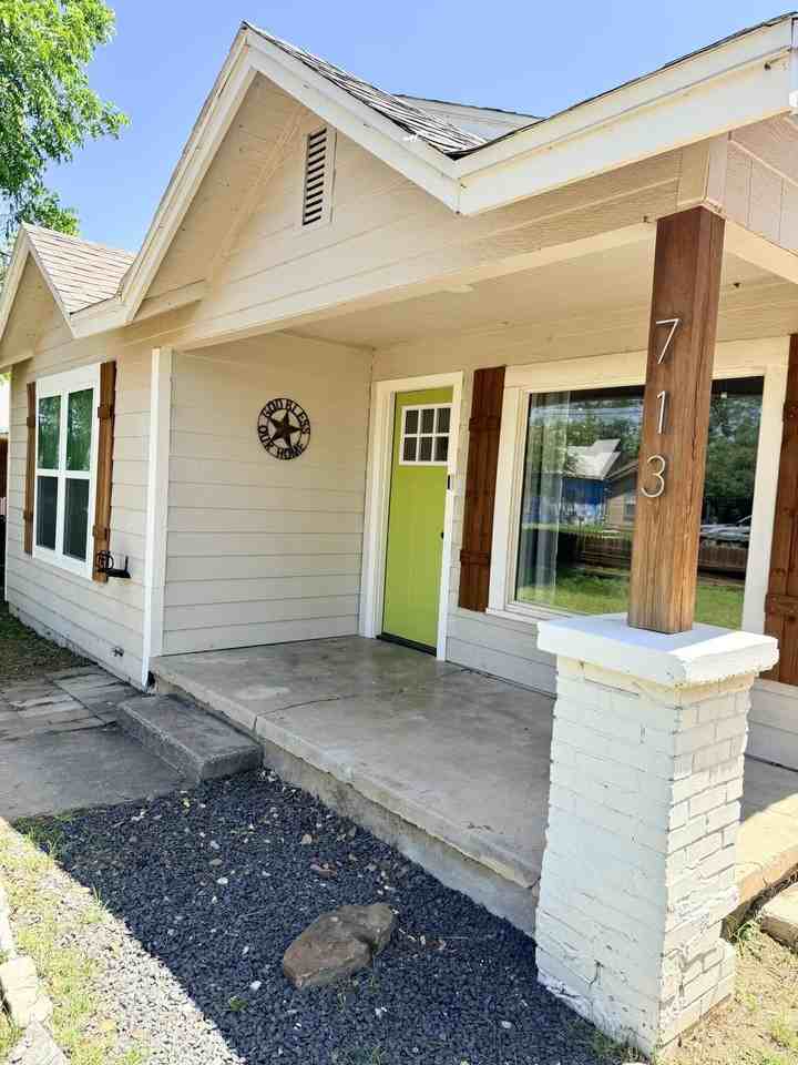 713 E Avenue D - Photo 2 of 14