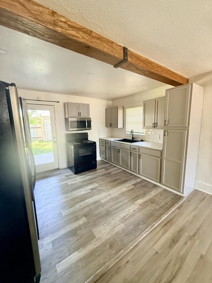 713 E Avenue D - Photo 3 of 14