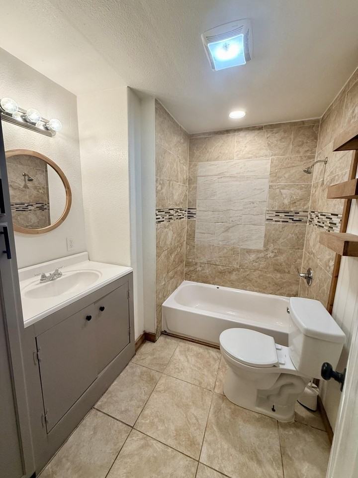 713 E Avenue D - Photo 4 of 14