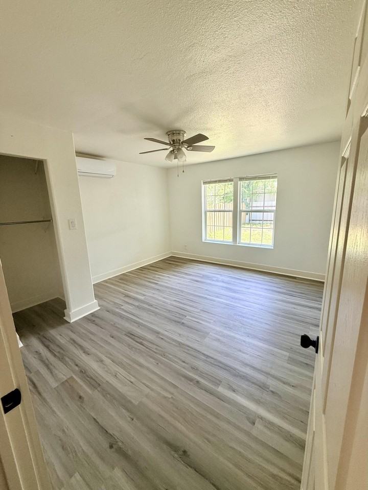 713 E Avenue D - Photo 7 of 14