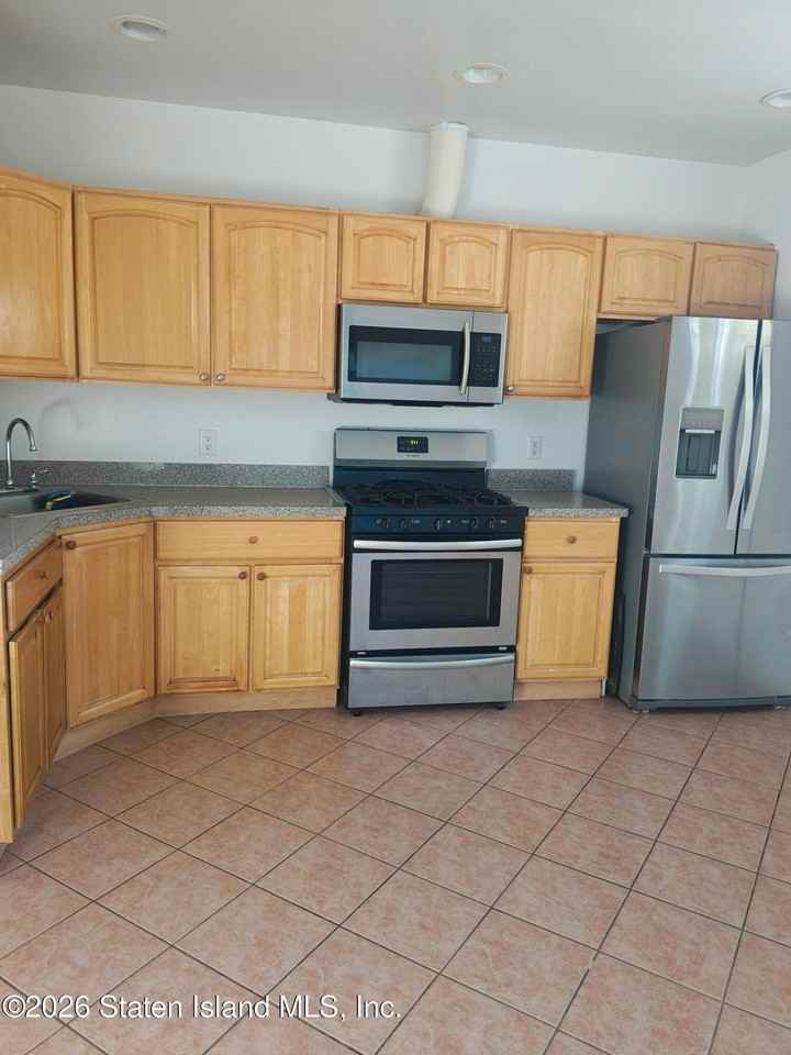 263 Simonson Ave - Photo 3 of 8