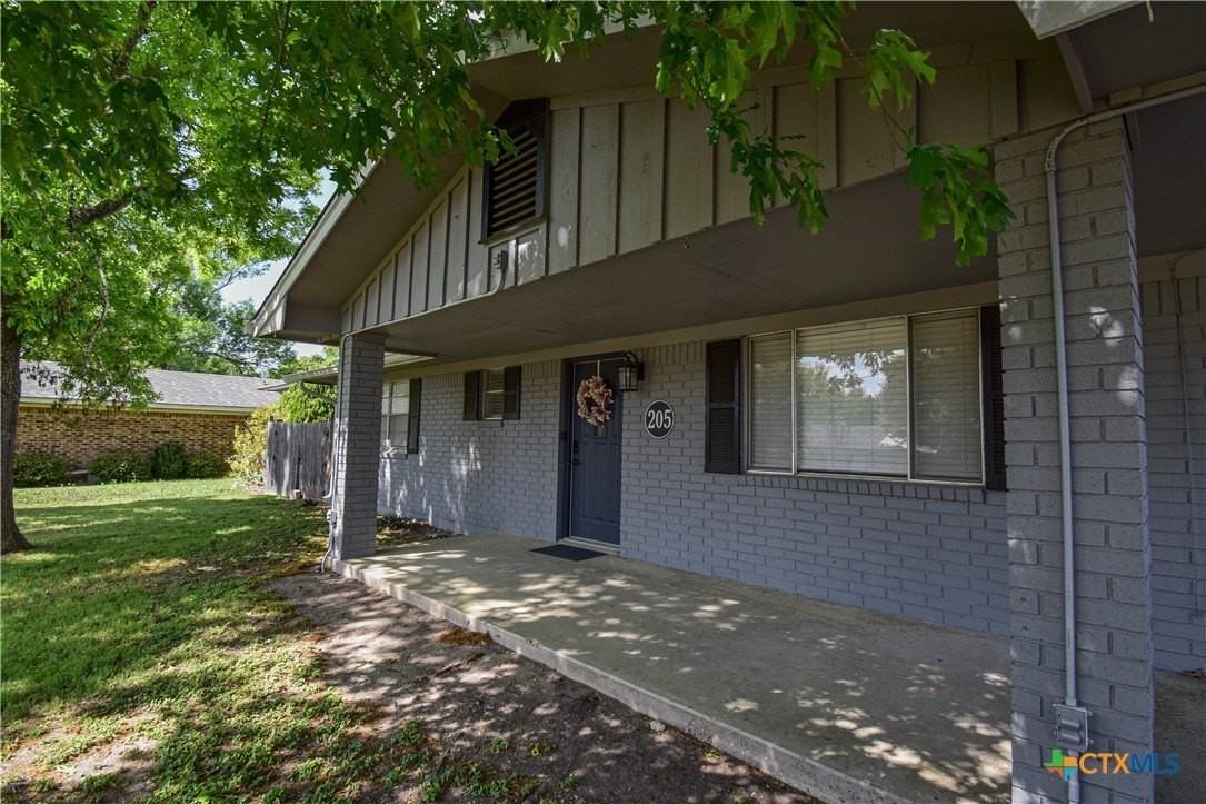 205 Tanglewood Rd - Photo 4 of 39