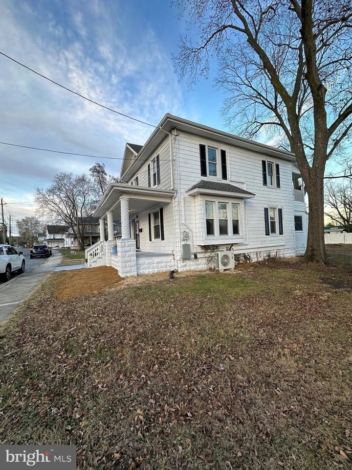 402 N 2nd St - Photo 4 of 11
