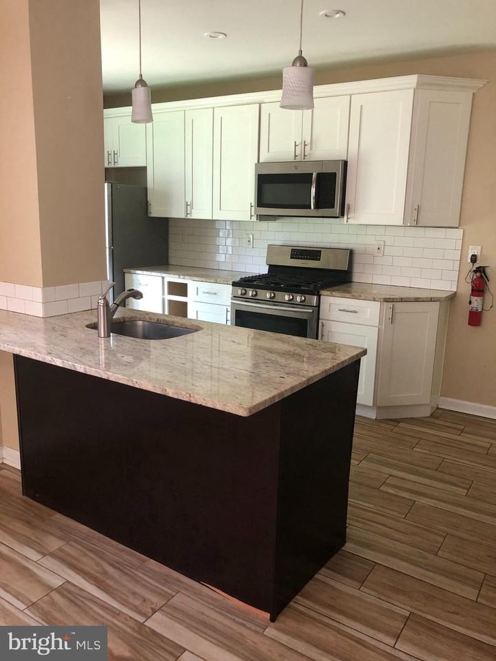 726 E 18th St - Photo 3 of 12