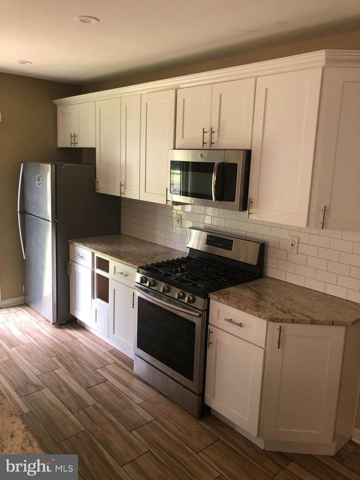 726 E 18th St - Photo 4 of 12