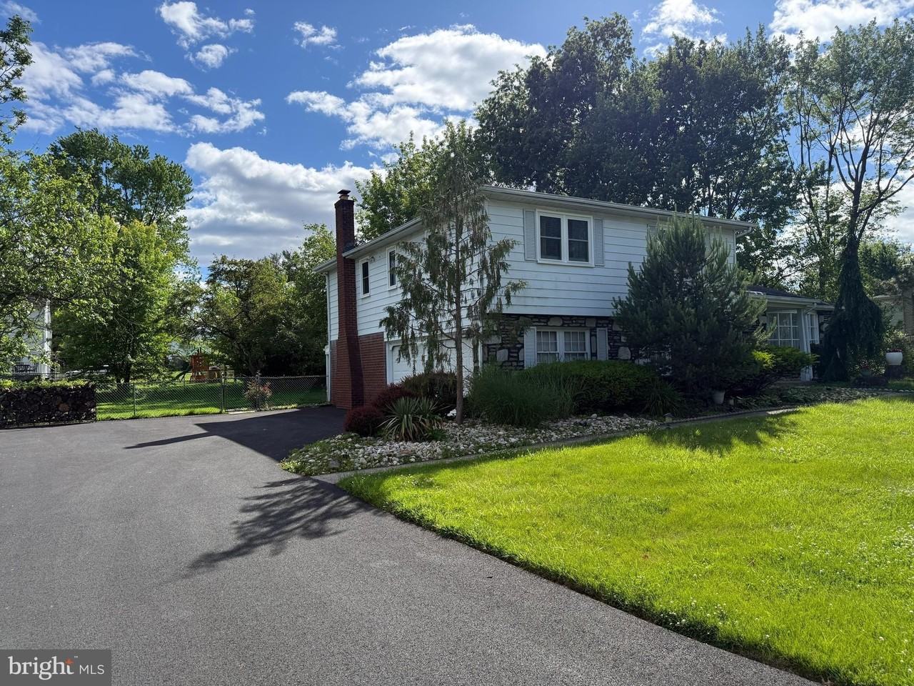 806 Warfield Ln - Photo 2 of 45