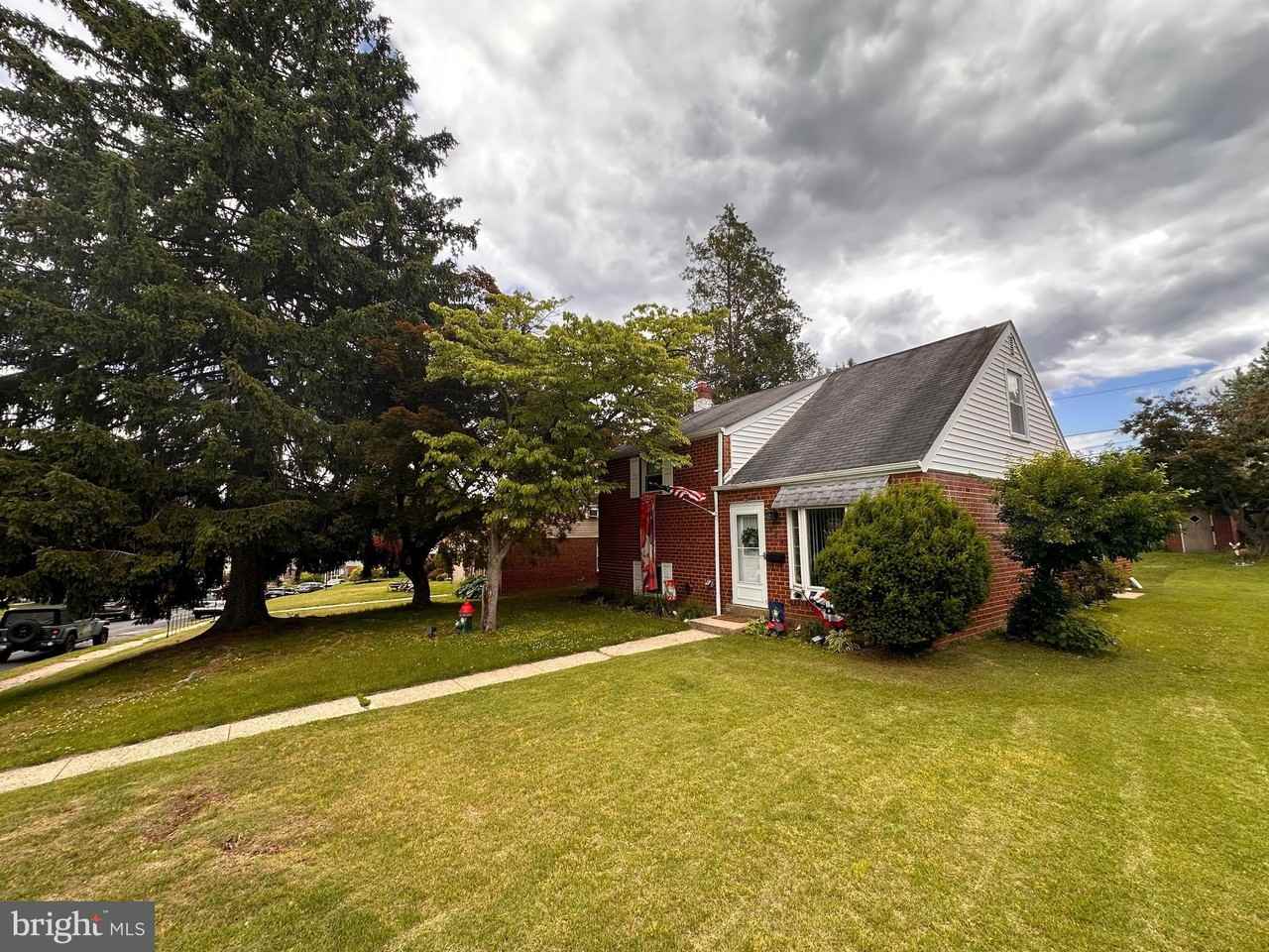 904 Scotia Rd - Photo 2 of 25