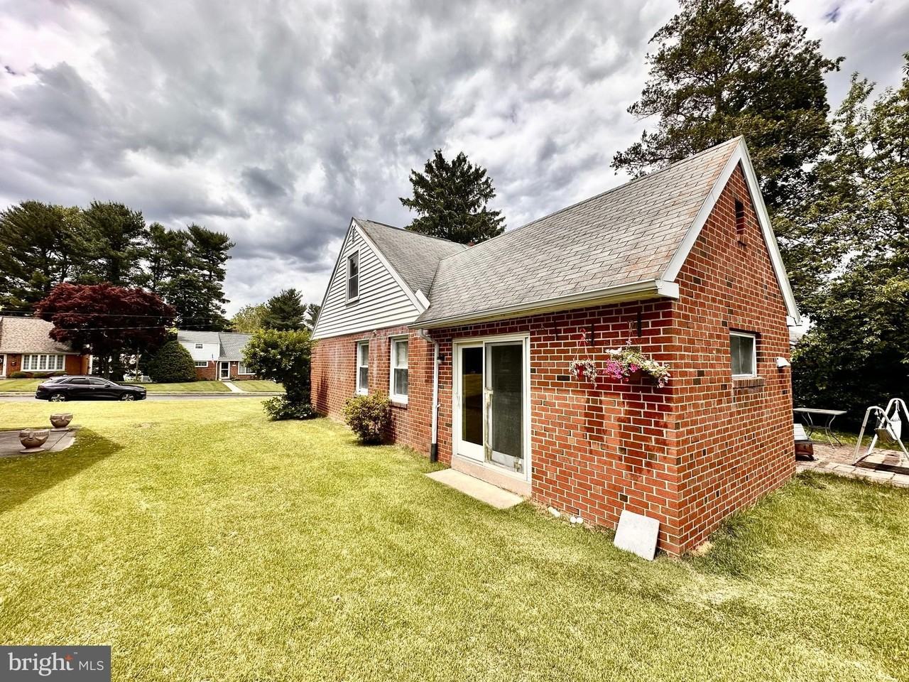 904 Scotia Rd - Photo 3 of 25