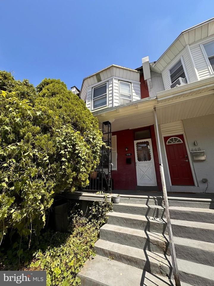 446 W Earlham Ter