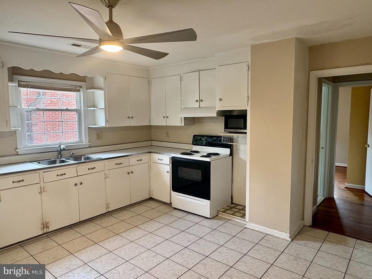 1316 Rowe St - Photo 7 of 23