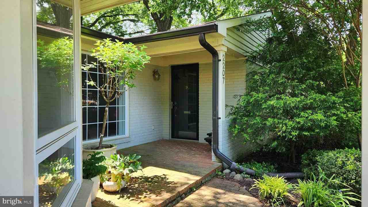 2207 Fordham Dr - Photo 3 of 45