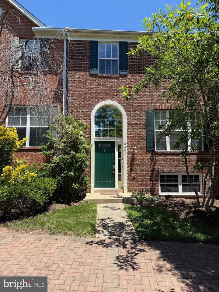 45010 University Dr - Photo 2 of 29