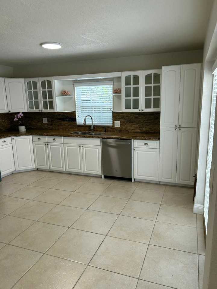 61 Nw 47th St - Photo 4 of 16