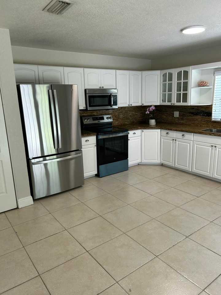 61 Nw 47th St - Photo 5 of 16