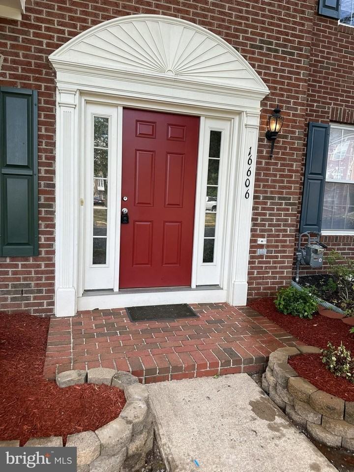 16606 Barge Cir - Photo 2 of 18