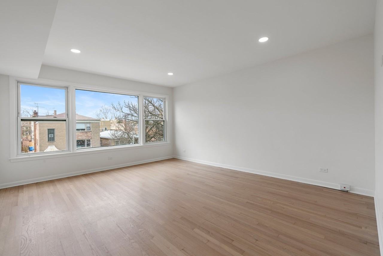 5439 N Artesian Ave - Photo 4 of 17