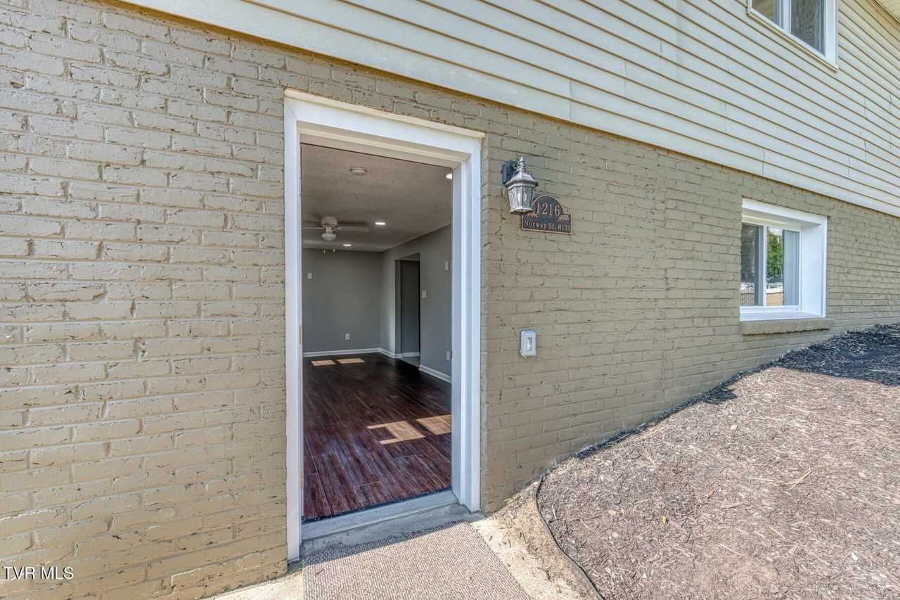 1216 Norway St #102 - Photo 2 of 21