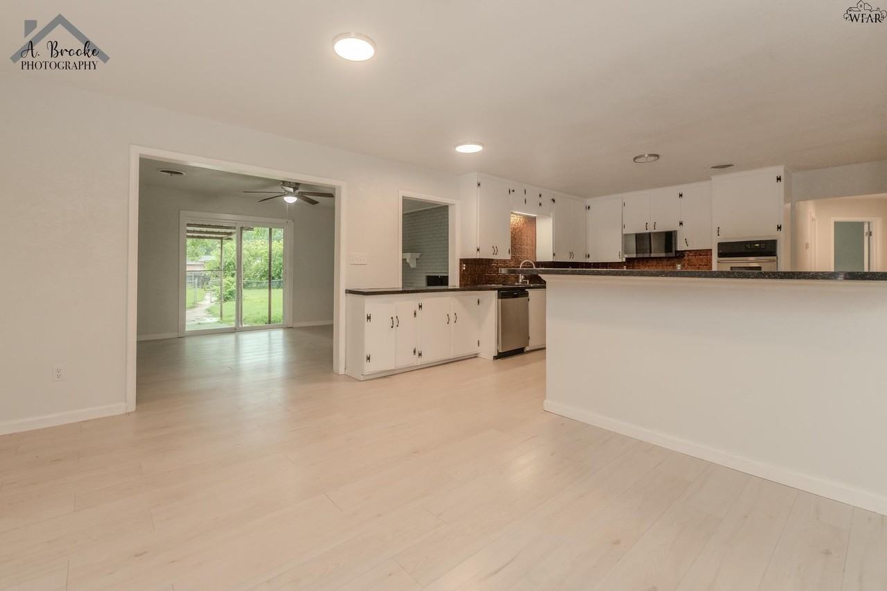 4505 University Ave - Photo 7 of 32