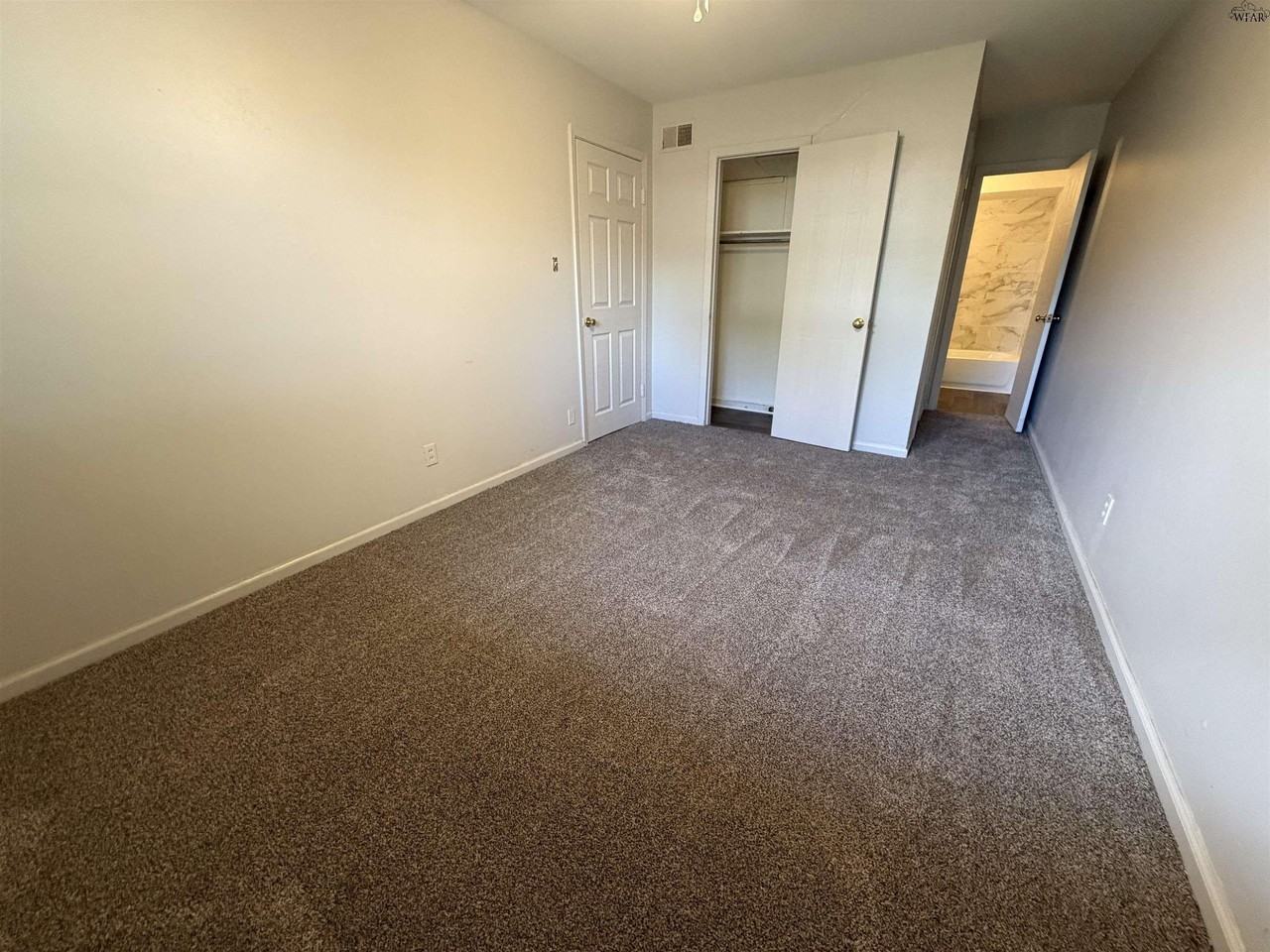 409 Park St #H - Photo 3 of 4