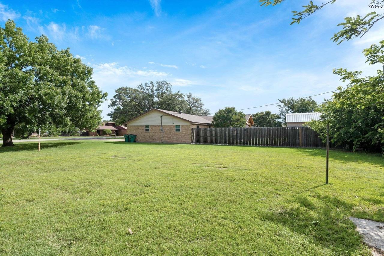 303 Chris Dr - Photo 2 of 29