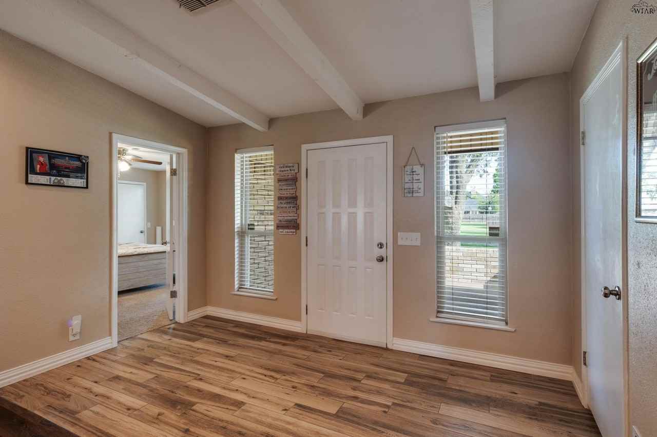 303 Chris Dr - Photo 4 of 29