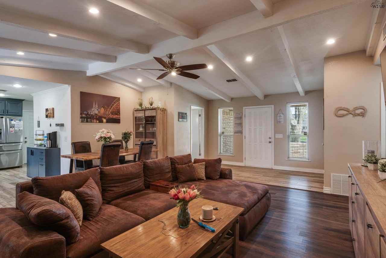 303 Chris Dr - Photo 6 of 29