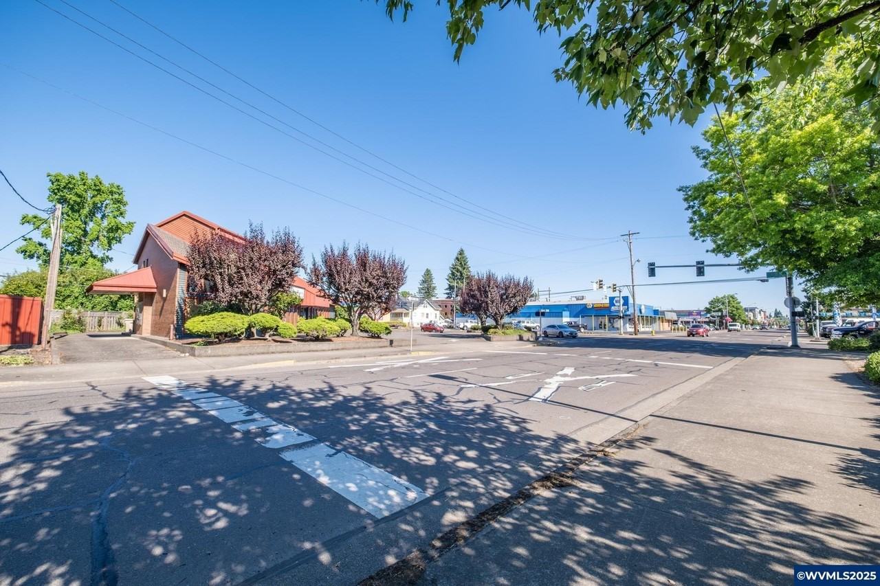 1010 S Main St #B - Photo 3 of 31