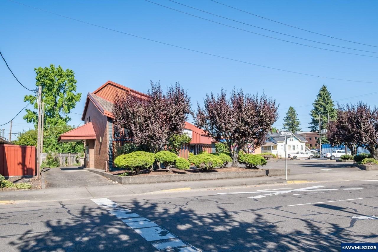 1010 S Main St #B - Photo 4 of 31