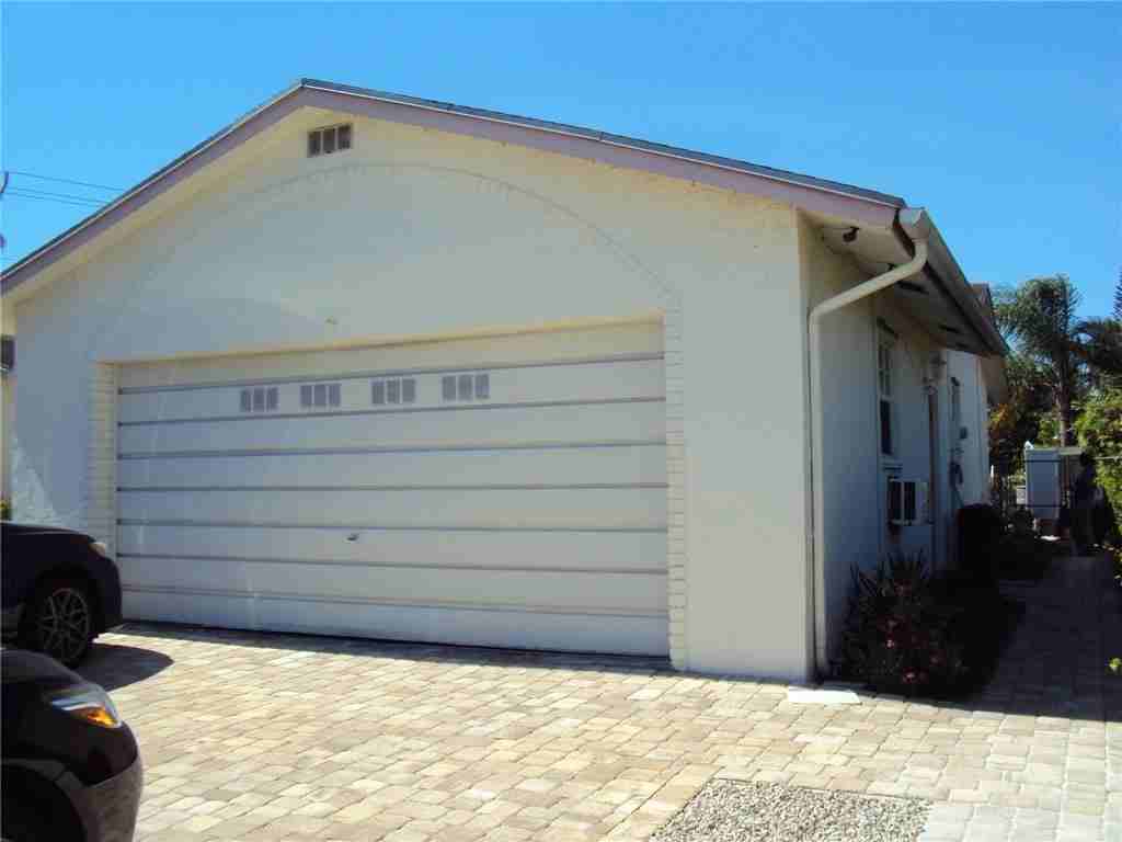 10132 Windtree Ln S - Photo 7 of 16